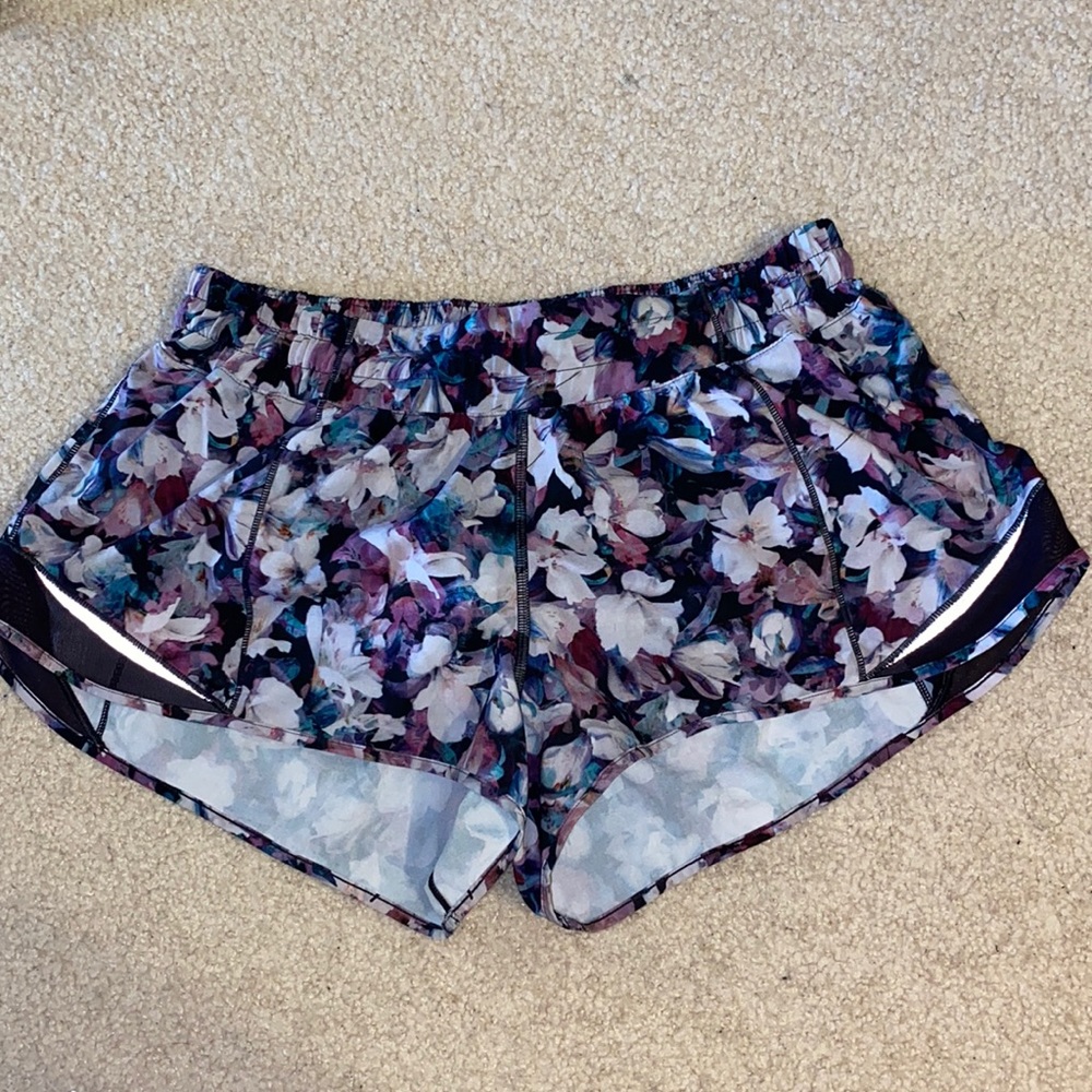 lululemon hotty hot 2.5" shorts